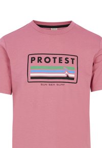 Rožinė medvilninė marškinė su juodu stačiakampiu grafiką, kuriame užrašas "PROTEST" ir spalvoti bangų raštai žalia, mėlyna ir balta spalvomis.