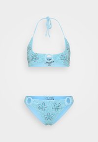Gaiši zils bikini komplekts ar dzirkstošu faktūru. Haltera augšdaļa un apakšdaļa ar zvaigžņu pūkām. Ietver apļa gredzena detaļu.
