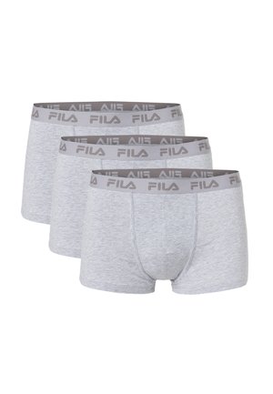 Drei Paar graue Herren-Boxershorts mit grauen elastischen Bundbändern, die das FILA-Markenlogo in einem sich wiederholenden Muster zeigen.