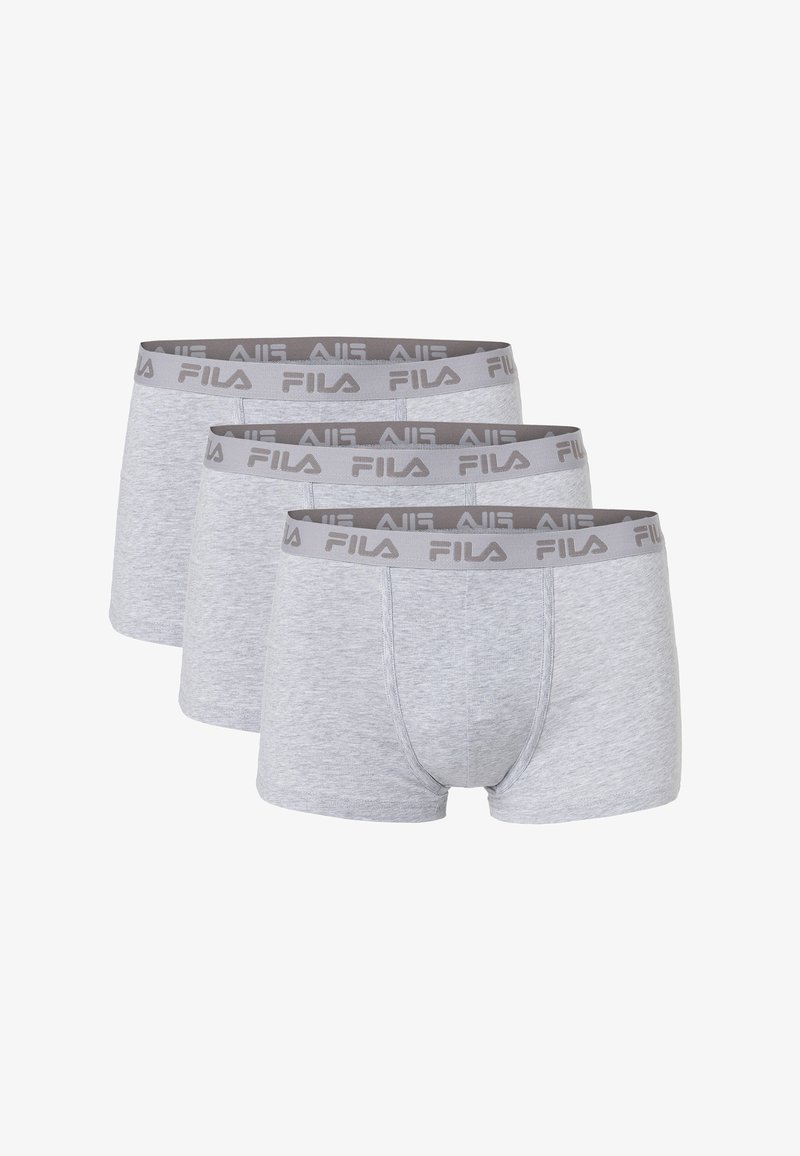 Trois paires de boxers gris pour hommes avec ceintures élastiques grises arborant le logo de la marque FILA en motif répétitif.