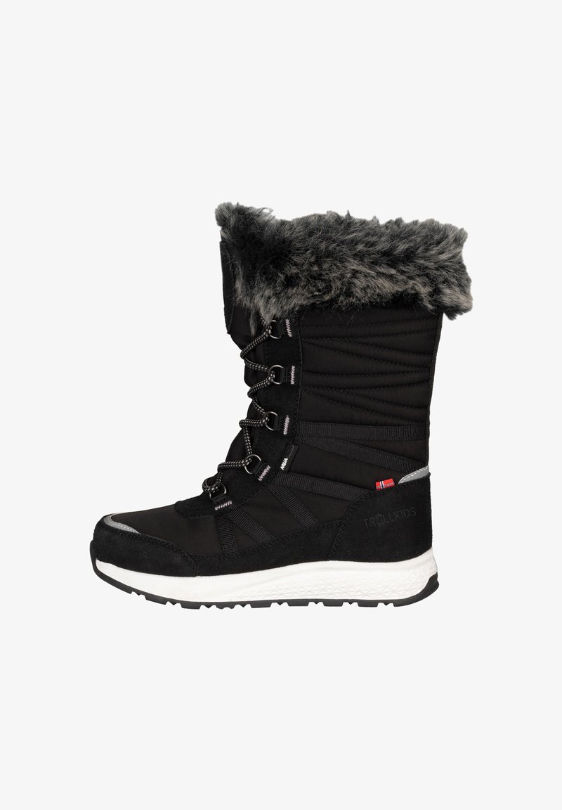 Schwarze Winterstiefel mit einem gesteppten Obermaterial, einem Kunstfellbund, Schnürdesign und einer kontrastierenden weißen Sohle mit rutschfestem Profil.