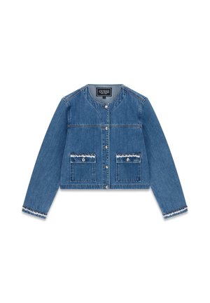 Blaue Denimjacke mit rundem Ausschnitt, vorderem Knopfverschluss, zwei vorderen Klappentaschen mit Knöpfen und ausgefranstem Saum an Taschen und Ärmelbündchen.