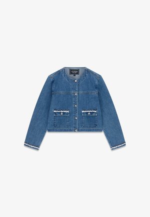 Giacca di jeans blu con scollo rotondo, chiusura frontale con bottoni, due tasche frontali con patta e bottoni e orlo sfrangiato su tasche e polsini.