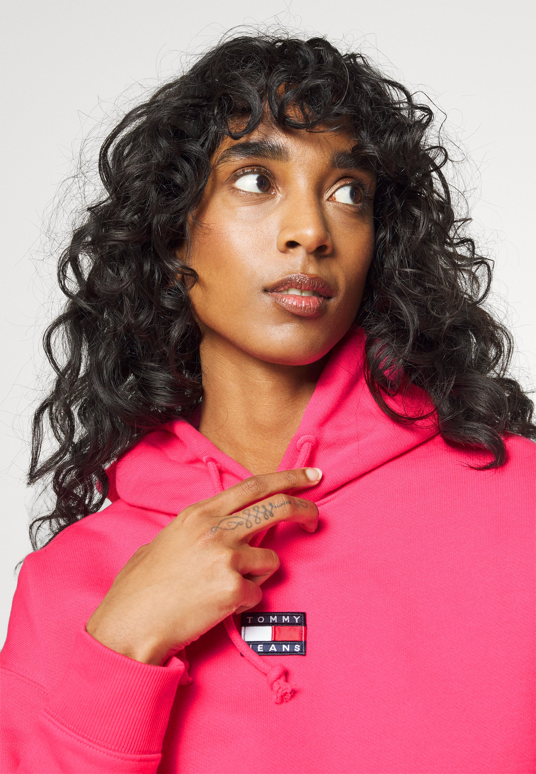 Tommy Jeans CENTER BADGE HOODIE 