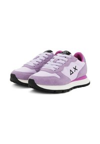 Sneaker di un delicato viola, realizzate in suede e tessuto, con accenti bianchi, una suola intermedia viola, suola in gomma nera e lacci bianchi.