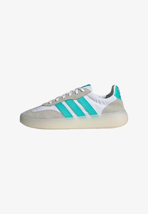 Lichtgrijze en witte sneaker met turquoise strepen, gemaakt van suede en stof, ronde neus en een doorzichtige rubberen zool.