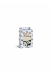 Deux paires de chaussettes à motifs dans une boîte cadeau. Une paire est beige avec un motif léopard ; l'autre est crème avec des taches noires. La boîte est blanche avec des nœuds.