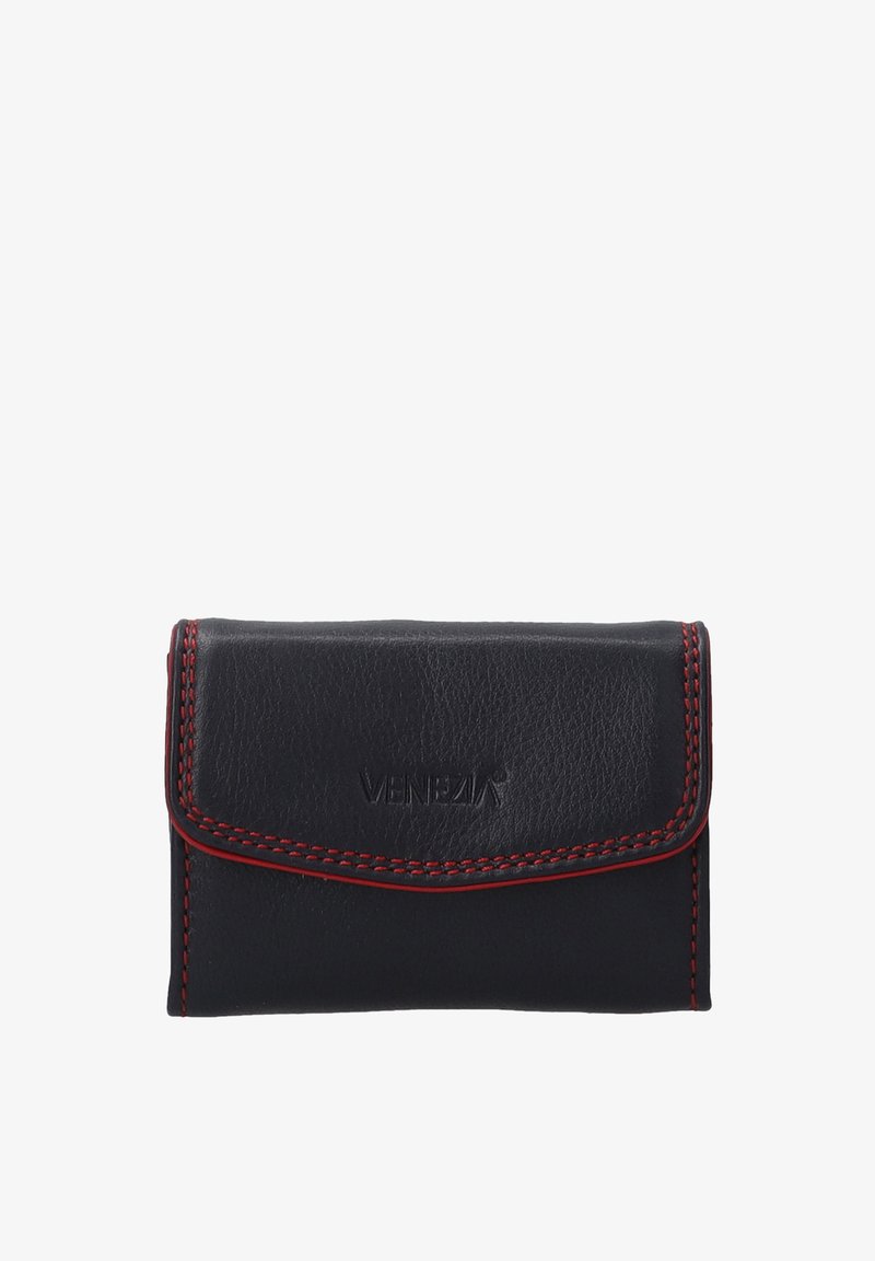 Sort læderpung med rød syning, der har en flaplukning og præget logo på forsiden. Glat tekstur og kompakt rektangulær form.