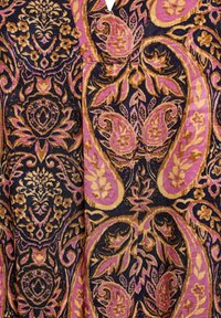 Tessuto con intricati motivi paisley e floreali in rosa, oro e blu intenso. Texture morbida con un aspetto ricco e lussuoso.