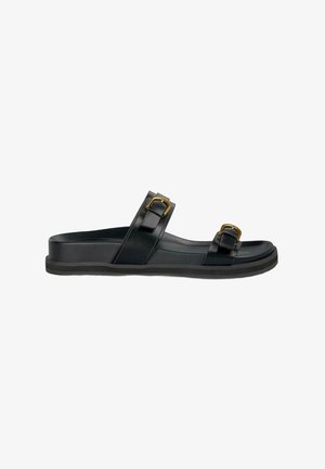 Schwarze Sandale mit zwei breiten Riemen, die goldene Schnallenakzente aufweist. Glattes Material mit flacher Sohle und leichtem Absatz für Komfort.