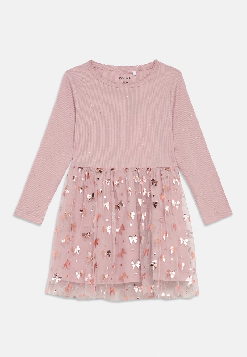 Robe à manches longues rose poudré pour tout-petit avec un haut côtelé et une jupe transparente ornée de motifs papillons métalliques.