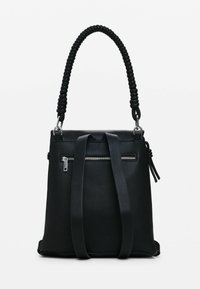 Bolso de mano de cuero negro con acabado texturizado, que cuenta con un asa enrollada, correas largas ajustables y un bolsillo con cremallera en la parte frontal.