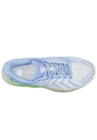 Scarpa sportiva azzurro chiaro con tomaia in rete bianca testurizzata, dettagli zigzag grigi e suola verde traslucida. Presenta lacci tondeggianti.