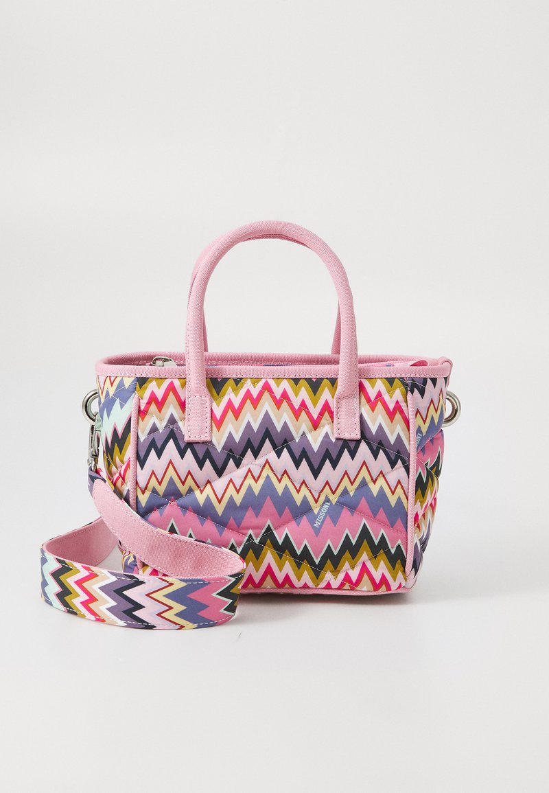 Borsa a tracolla imbottita con motivo a zigzag rosa, con due manici corti, tracolla rimovibile e dettagli in metallo argentato.