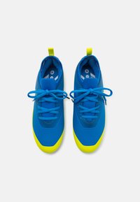 Niebieskie buty sportowe z teksturowaną cholewką, z jasnółotymi akcentami i sznurowadłami, zaokrąglony design noska oraz pętle do zakupu na pięcie.