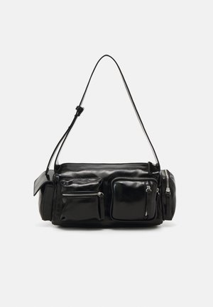 Zwarte leren schoudertas met meerdere rits- en klepzakken, verstelbare riem, weergegeven op een effen witte achtergrond.
