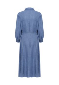 Robe longue en denim bleu avec un col, des manches bouffantes élastiquées, une ceinture à la taille et une silhouette fluide ; tissu texturé avec des motifs subtils.