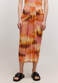 Maxikleid aus leichtem, transparentem Stoff mit einem pinken, orangefarbenen und braunen Batikmuster; taillierte Drapierung mit einem Knoten-Detail an der Taille.