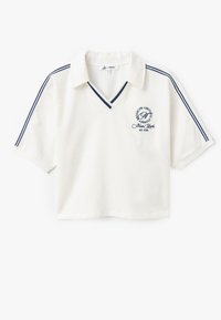 Witte cropped polo shirt met V-hals, marineblauwe gestreepte accenten op de schouders en geborduurde logo-details.