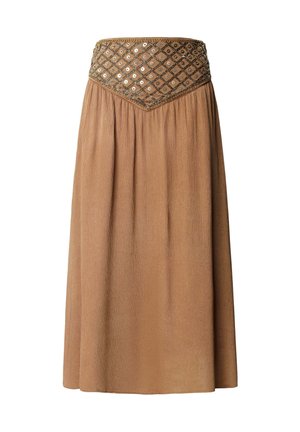 Gonna maxi marrone con un tessuto texturizzato, caratterizzata da una vita decorata in modo dettagliato con motivi geometrici e accenti in metallo.