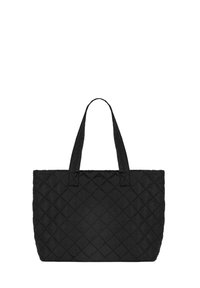 Czarna torebka z pikowanej tkaniny z dwoma ramiączkami i wzorem w romby.