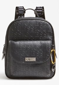 Mini sac à dos noir avec motif en relief du logo GUESS, poche avant à rabat avec plaque en métal GUESS, bretelles ajustables et clip carabiner doré.