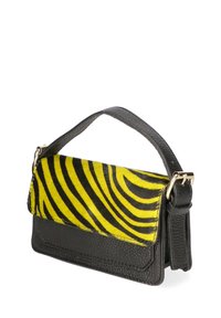 Borsa a mano in pelle nera con un risvolto in pelliccia a strisce gialle e nere. Presenta una maniglia superiore e una tracolla regolabile per diverse opzioni di trasporto.