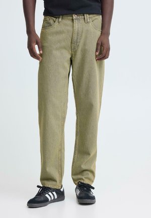 Un jean en denim vert présente une coupe droite avec un style classique à cinq poches. La texture est légèrement usée, avec des détails de couture visibles.