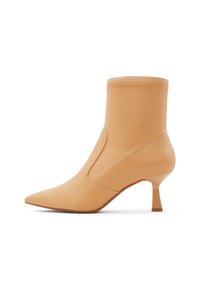 Stivale alla caviglia beige realizzato in pelle liscia con punta affusolata e tacco basso e svasato. Presenta un design senza cuciture e una rifinitura elastica superiore.