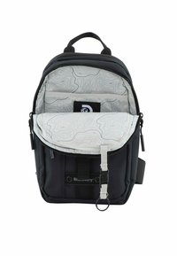 Zaino nero con una superficie testurizzata, chiusura con zip e interno grigio con un motivo topografico. Include una tasca frontale e una tracolla laterale.