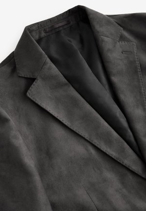 Grauer Blazer mit einer glatten, matten Textur. Mit Reverskragen und einem Innenfutter ausgestattet. Minimalistisches Design ohne Verzierungen.