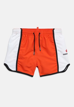 Narancssárga és fehér férfi fürdőnadrág fekete szegéllyel, rugalmas derékrésszel, fekete húzózsinórokkal, valamint piros juharlevelet ábrázoló logóval és "DSQUARED2" felirattal.