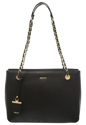 Sac à main DKNY noir avec des bretelles en chaîne dorée et une petite étiquette de marque à l'avant, avec une finition texturée et une forme rectangulaire.