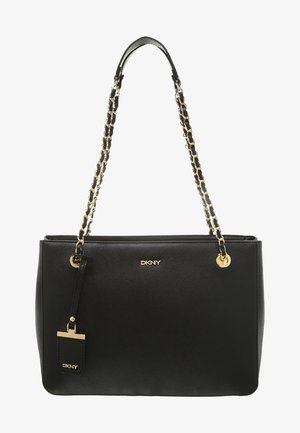 Sac à main DKNY noir avec des bretelles en chaîne dorée et une petite étiquette de marque à l'avant, avec une finition texturée et une forme rectangulaire.
