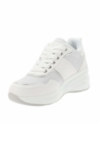 Baskets blanches en mesh et cuir, avec un embout arrondi, une semelle épaisse, des détails texturés et des accents argentés contrastants.