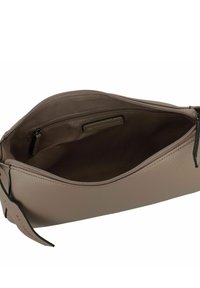 Bolso de mano de cuero marrón con un exterior texturizado, cierre superior y herrajes negros. El interior cuenta con un bolsillo con cremallera separado y un forro suave.