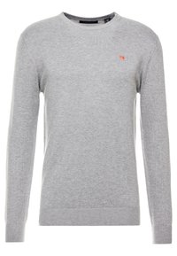 Grauer Pullover mit langen Ärmeln aus weichem Strickmaterial, mit rundem Halsausschnitt und einem kleinen roten Logo auf der Brust. Einfaches Design mit gerippten Bündchen.