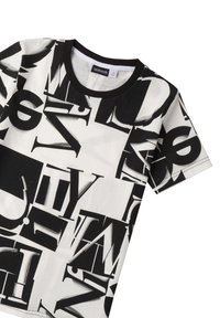 Koszulka z krótkim rękawem wykonana z bawełny, z czarno-białym graficznym nadrukiem nałożonych liter i kształtów. Czarny ściągacz przy kołnierzyku.
