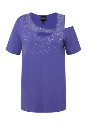Violetti lyhythihainen t-paita pyöreällä kaula-aukolla, jossa on leikattu muotoilu olkapäällä ja hopeiset niittikoristeet edessä.