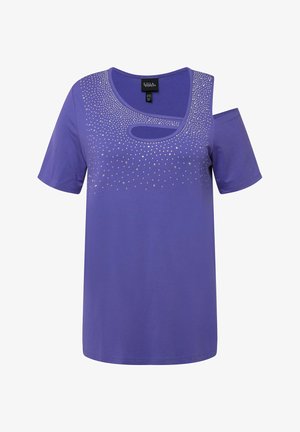 Violetti lyhythihainen t-paita pyöreällä kaula-aukolla, jossa on leikattu muotoilu olkapäällä ja hopeiset niittikoristeet edessä.