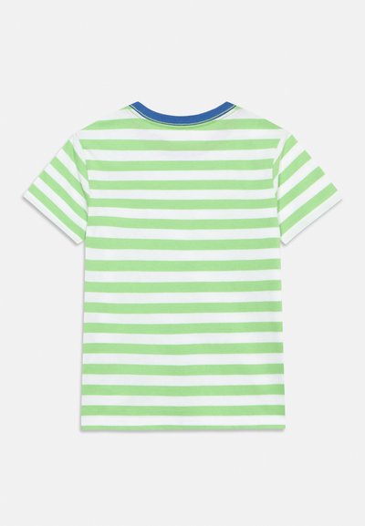 Κοντομάνικη μπλούζα με οριζόντιες πράσινες και λευκές ρίγες και μπλε στρογγυλή λαιμόκοψη, εμφανιζόμενη από την πίσω πλευρά.