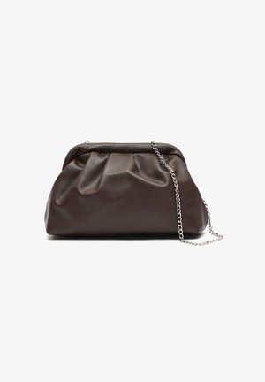 Pochette en cuir brun avec un design plissé, une bandoulière en chaîne et une finition brillante. Présente une forme douce et arrondie et un matériel minimal.