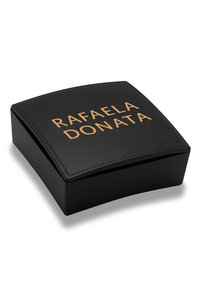 Schwarze Schmuck- oder Accessoire-Schachtel mit goldener Schrift "RAFAELA DONATA" auf dem Deckel, leicht geöffnet auf einem weißen Hintergrund.