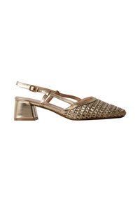 Chaussure slingback pour femme couleur or avec bout pointu tressé, bride à boucle réglable et talon bloc sur fond blanc.