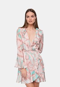 Abito avvolgente con motivo floreale in rosa pallido e acquamarina, dettagli arricciati, maniche lunghe e vita cintrata, realizzato in un tessuto liscio.