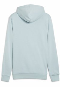 Sudadera azul claro con una textura suave, mangas largas y capucha con cordón. Presenta puños y dobladillo acanalados para un ajuste ceñido.