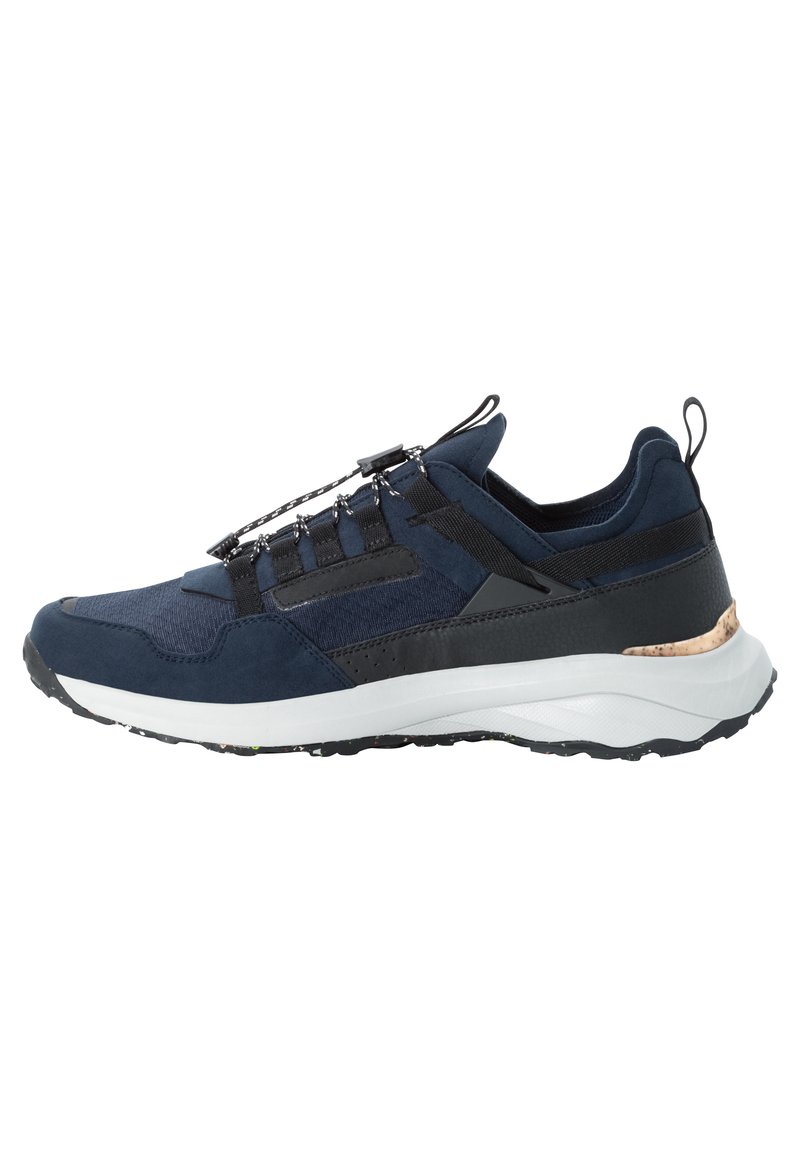 Scarpa sportiva navy con tomaia in suede e mesh, sistema di lacci elasticizzati, accenti neri a contrasto e suola multi-testurizzata.