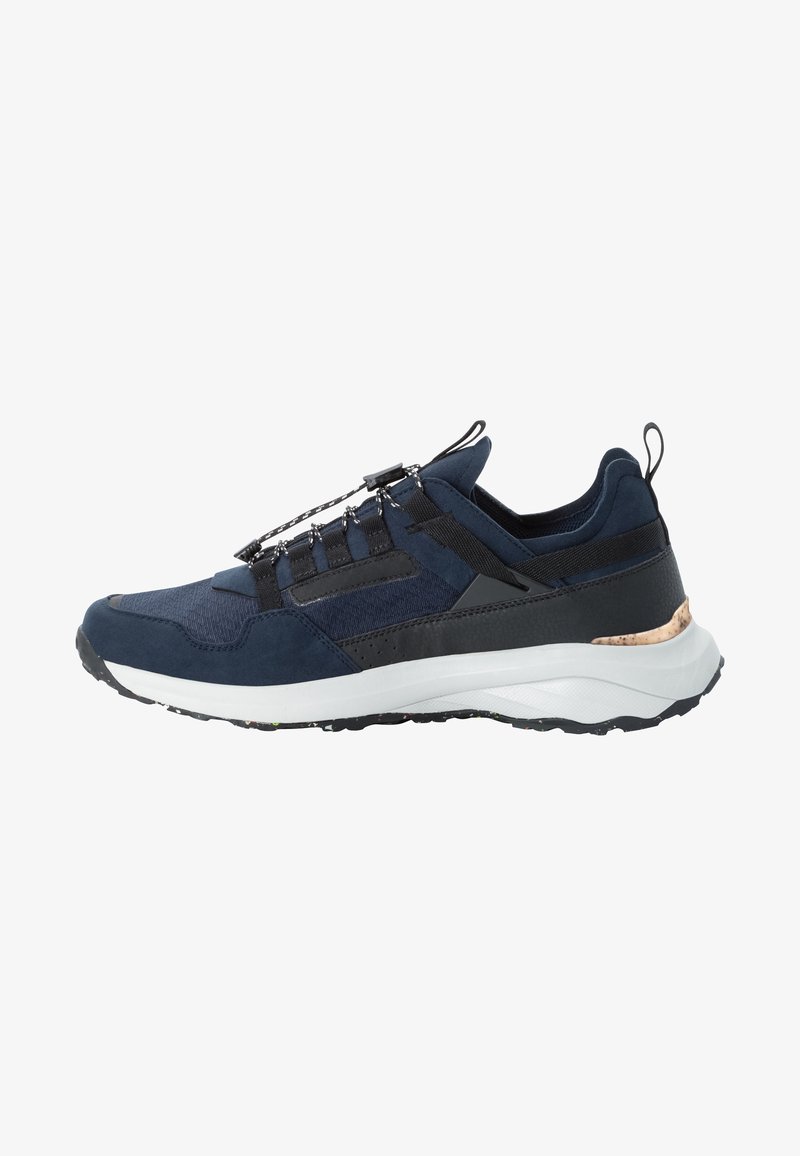 Scarpa sportiva navy con tomaia in suede e mesh, sistema di lacci elasticizzati, accenti neri a contrasto e suola multi-testurizzata.