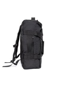 Sac à dos noir en tissu texturé avec plusieurs compartiments zippés, des bretelles robustes et des poignées renforcées. Design rectangulaire.