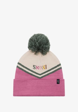 Gehaakte beanie in crème, roze en groen, met een tekstuurpompon in groen, zigzagpatroon en een "SKI"-grafiek op de kroon.